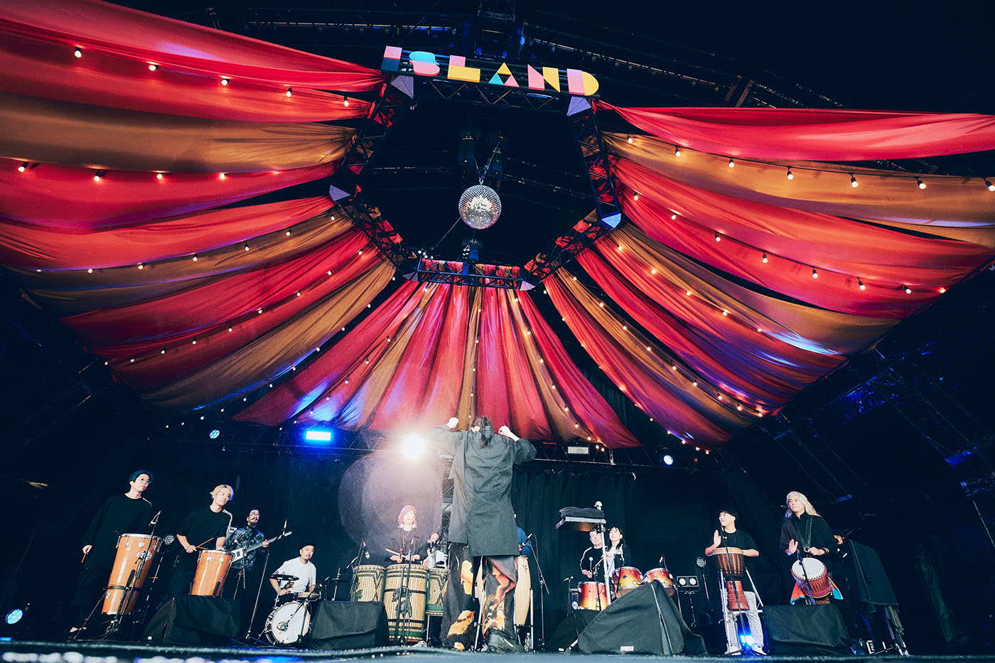 シシド・カフカ directs el tempo